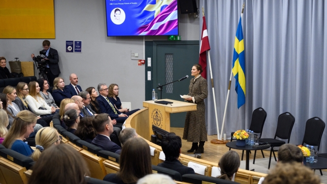 Zviedrijas kroņprincese Viktorija runā publikas priekšā
