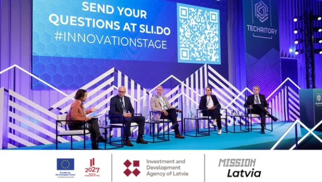 Cilvēki piedalās konferences paneļdiskusijā. Finansē ES, NAP, LIAA un Mission Latvia logo ansamblis