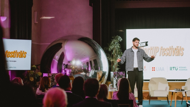 Festivāla "StartUp" vadītājs runā publikas priekšā