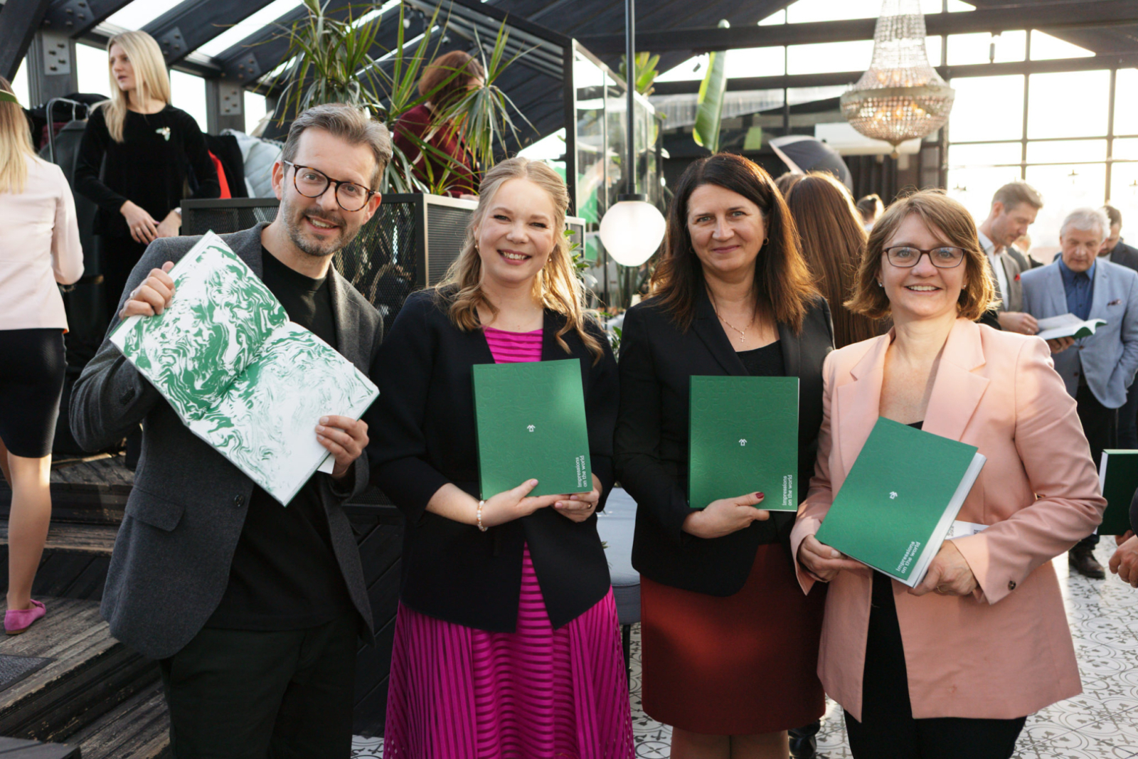 Iznākusi Latvijas eksporta veiksmes stāstiem veltīta grāmata “Treasures of Latvia”