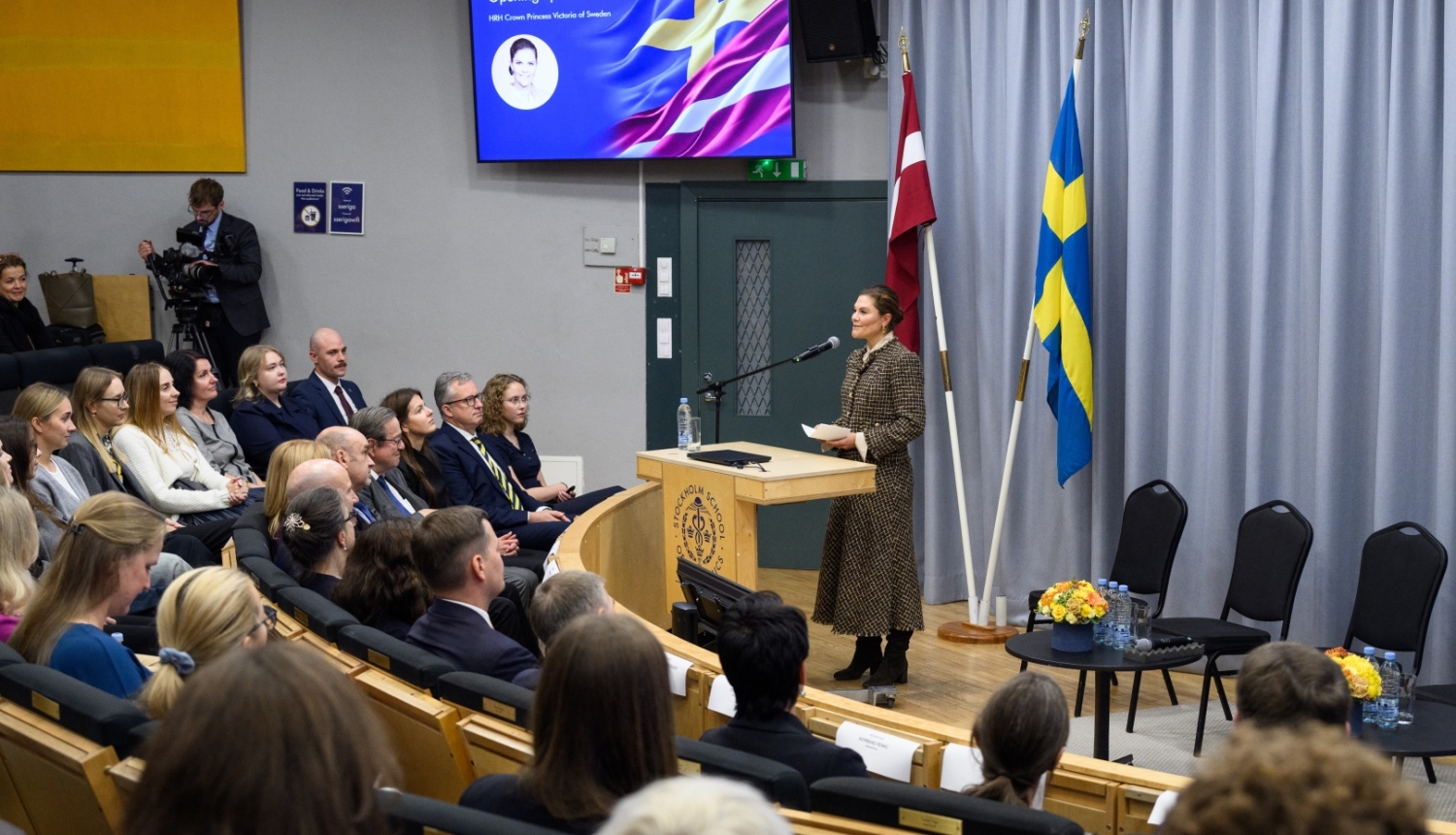 Zviedrijas kroņprincese Viktorija runā publikas priekšā