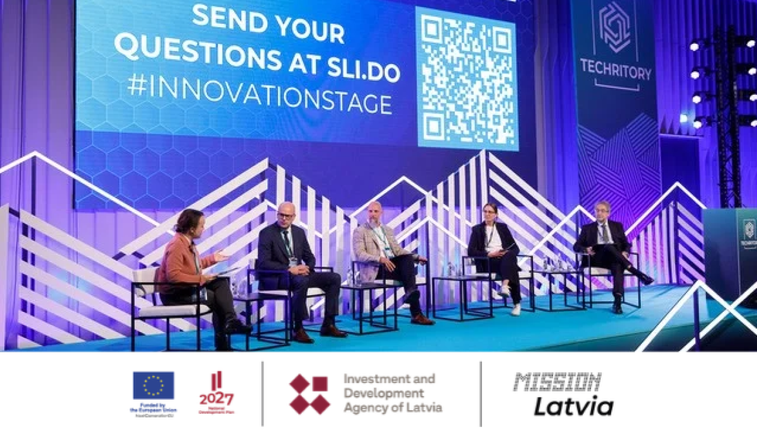 Cilvēki piedalās konferences paneļdiskusijā. Finansē ES, NAP, LIAA un Mission Latvia logo ansamblis