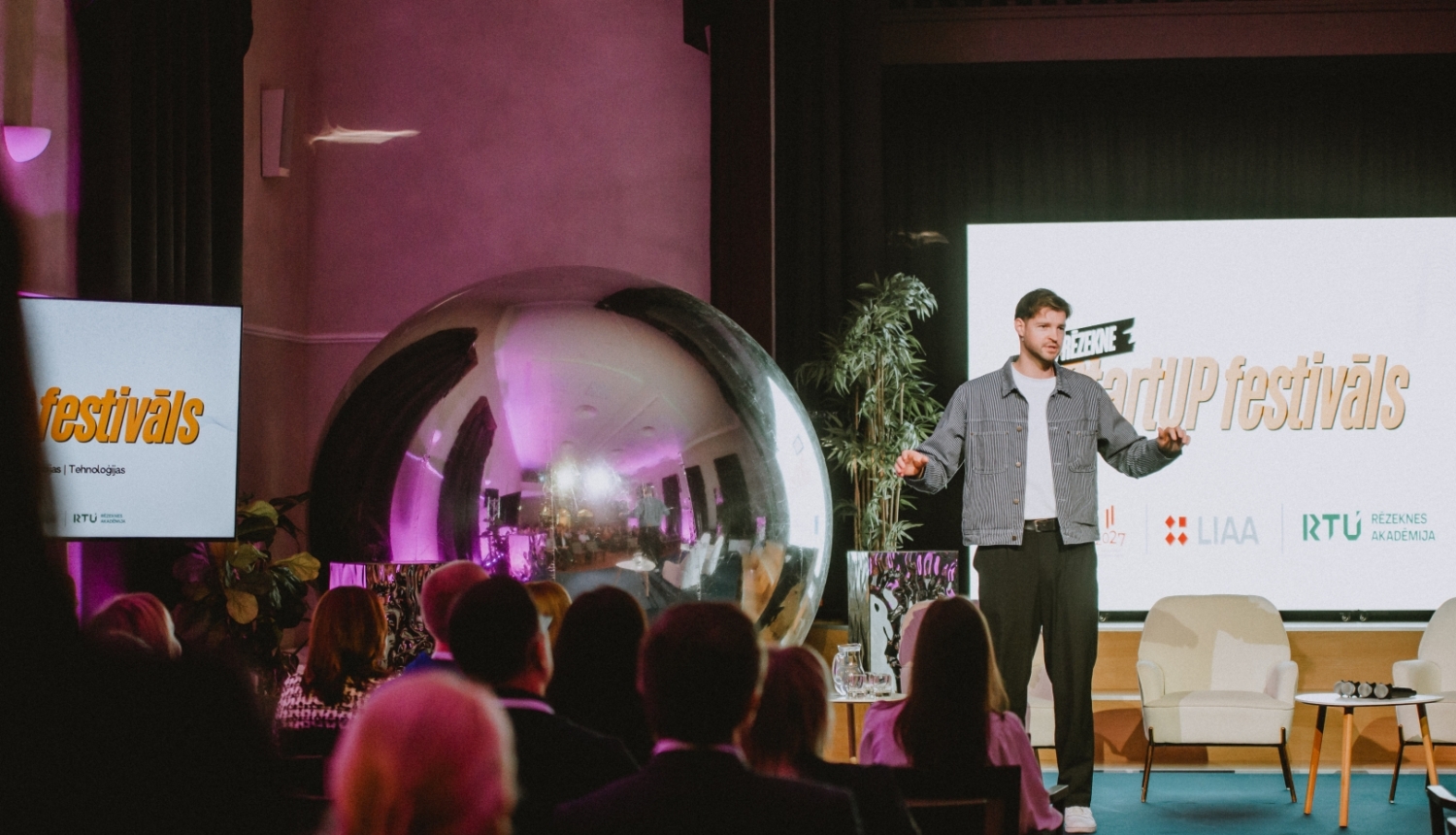 Festivāla "StartUp" vadītājs runā publikas priekšā