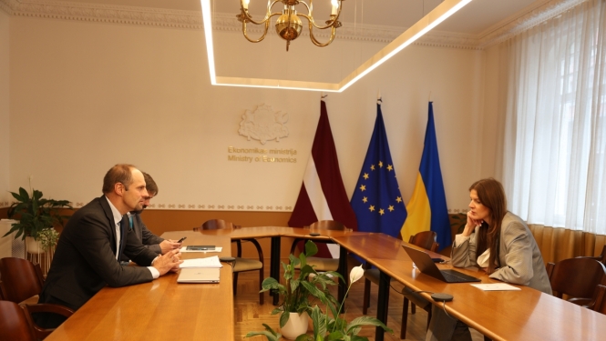 Ekonomikas ministrijas (EM) valsts sekretārs Raivis Bremšmits un Latvijas Investīciju un attīstības aģentūras (LIAA) direktore Ieva Jāgere