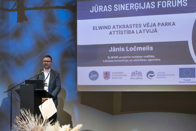 Uz Jūras sinerģijas foruma 2026 skatuves Jānis Ločmelis, LIAA ELWIND projekta nodaļas vadītājs