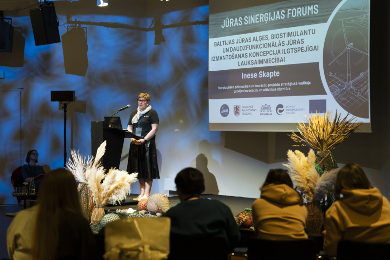 Uz Jūras sinerģijas foruma 2026 skatuves Inese Skapste, LIAA starptautisko pētniecības un inovāciju projektu stratēģiskā vadītāja un pētniece Latvijas Biozinātņu un tehnoloģiju universitātē