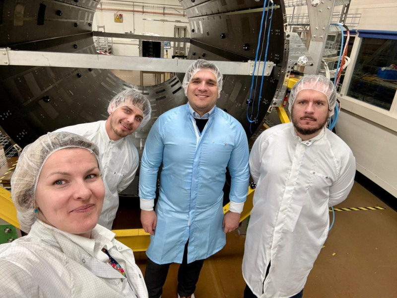 No kreisās puses LIAA inovāciju un tehnoloģiju pārstāvniecības Ženēvā vadītāja un Latvijas uzņēmējdarbības koordinatore CERN Alise Pīka-Ozola, Latviešu zinātniskās grupas vadītājs CERN Dr.Kārlis Dreimanis, SIA Sorsera pārstāvji Georgs Vardanjans un Dāvids Vardanjans. 