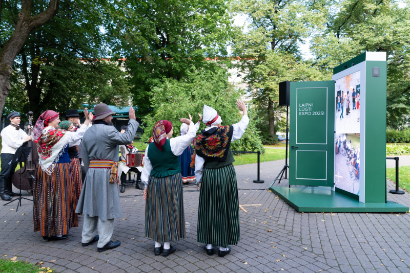 Asnate Rancāne tiešraides laikā ar jestriem dančiem iekustina japāņus Osakas EXPO
