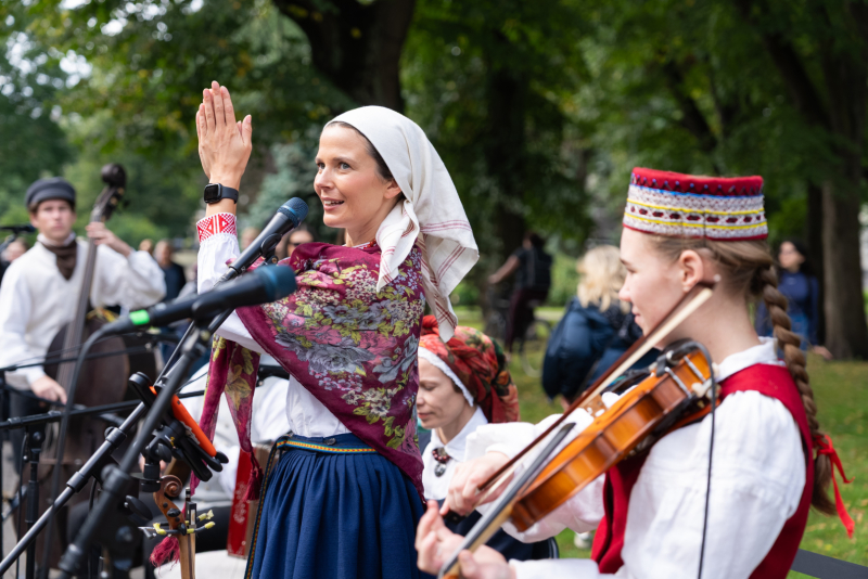 Asnate Rancāne tiešraides laikā ar jestriem dančiem iekustina japāņus Osakas EXPO