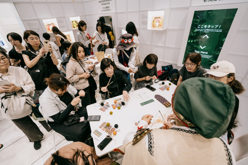 FOTO: Simtiem cilvēku sadodas rokās Baltijas ceļā EXPO Japānā