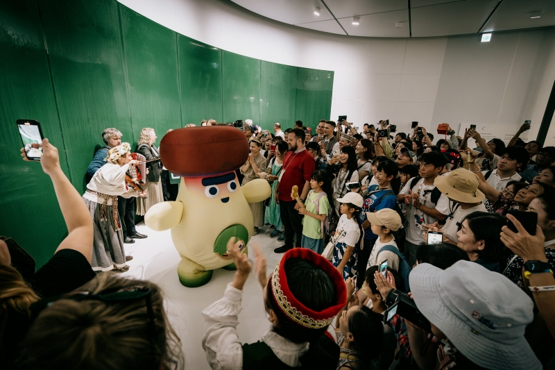 Baltijas paviljona simbols - baraviciņa Barabi-chan pūlī