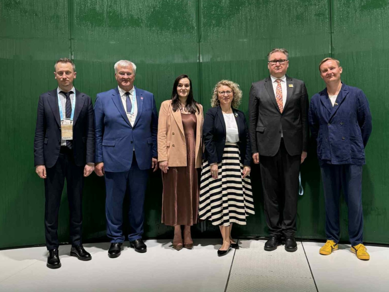 1000 zilas un dzeltenas miera dzērves – Baltijas atbalsts Ukrainai EXPO izstādē Japānā