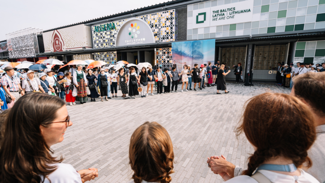 FOTO: Simtiem cilvēku sadodas rokās Baltijas ceļā EXPO Japānā
