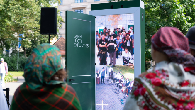 Asnate Rancāne tiešraides laikā ar jestriem dančiem iekustina japāņus Osakas EXPO
