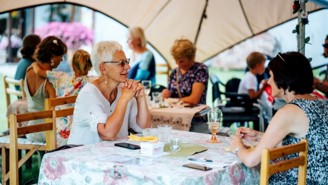 Vizuāls materiāls par māju kafenīcu dienām