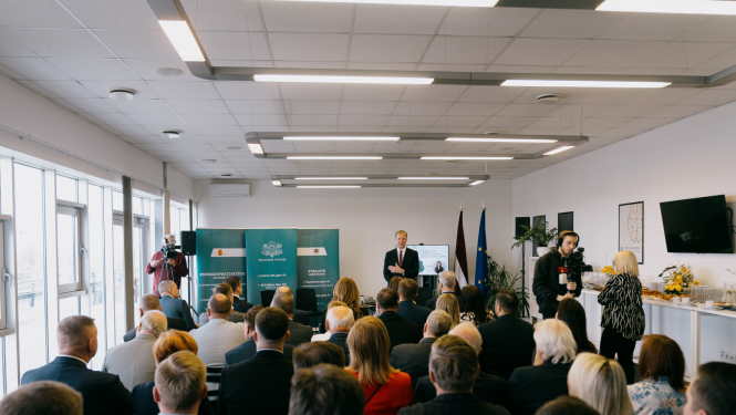 Ekonomikas ministrs Viktors Valainis uzstājas auditorijas priekšā