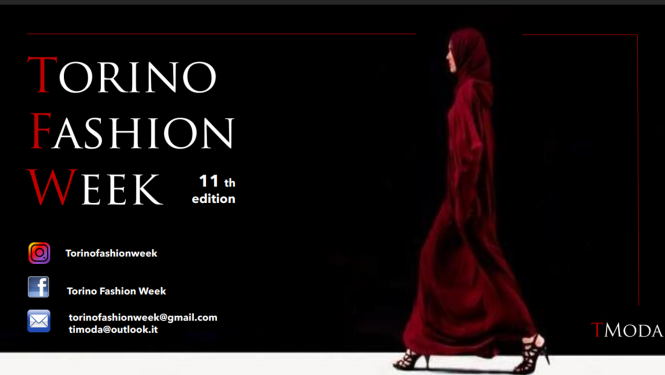 Modele, ģērbusies sarkanā kostīmā, iet no attēla labās puses uz kreiso pa mēli