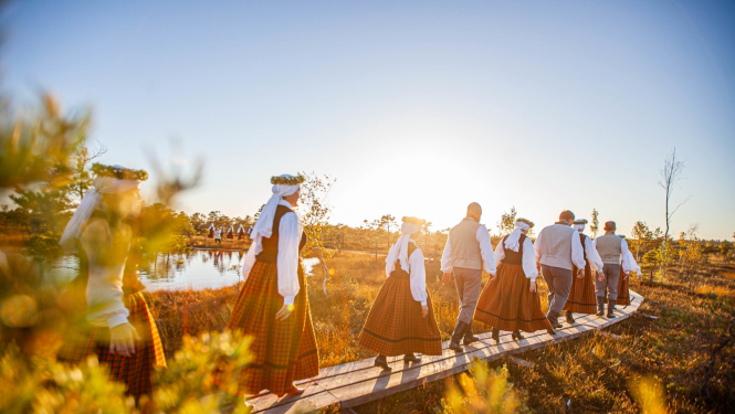 Latviešu tautastērpi, purva ainava
