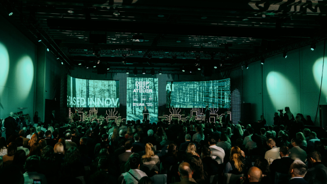 Deep Tech Atelier 2025 skatuve, kur priekšplānā redzama auditorija. 