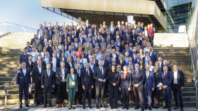 Vairāk nekā 180 Latvijas uzņēmēju delegācija uzsāk tirdzniecības misiju Hamburgā un Rostokā