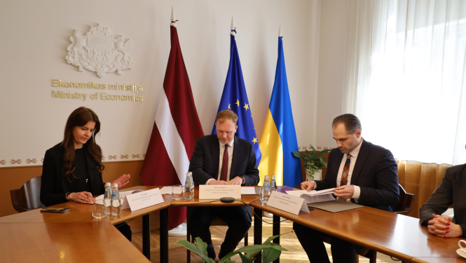 No kreisās puses pie galda sēž: LIAA direktore Ieva Jāgere, Ekonomikas ministrs Viktors Valainis un Lietuvas Transporta un loģistikas alianses Tarptautinio transporto ir logistikos aljansas ģenerālsekretārs Povilas Drižas