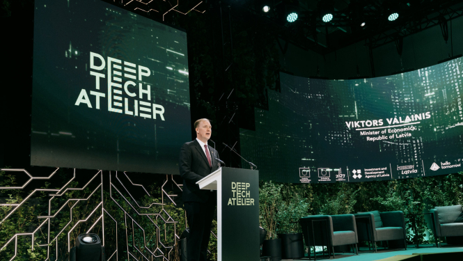 Uz Deep Tech Atelier 2026 konferences skatuves ekonomikas ministrs Viktors Valainis