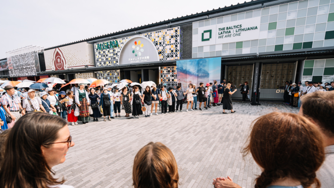 FOTO: Simtiem cilvēku sadodas rokās Baltijas ceļā EXPO Japānā