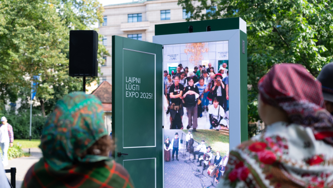 Asnate Rancāne tiešraides laikā ar jestriem dančiem iekustina japāņus Osakas EXPO