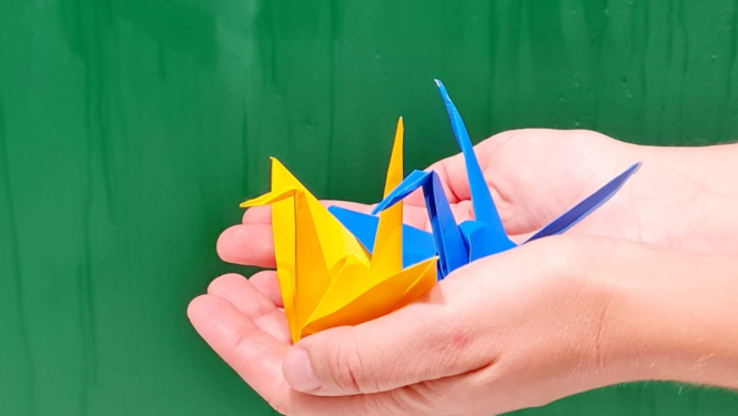 1000 zilas un dzeltenas miera dzērves – Baltijas atbalsts Ukrainai EXPO izstādē Japānā