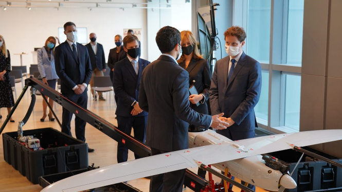 tehnoloģiju uzņēmumi prezentē savas iespējas Francijas prezidenta dewlegācijai