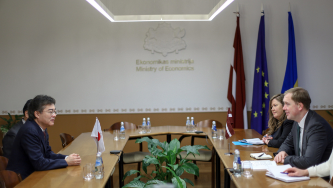 Ekonomikas ministrs Viktors Valainis tiekas ar Japānas vēstnieku Latvijā Mr. Kensuke YOSHIDA