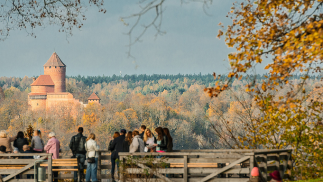 Turaidas skats rudenī ar tūristiem. foto - Reinis Hofmanis