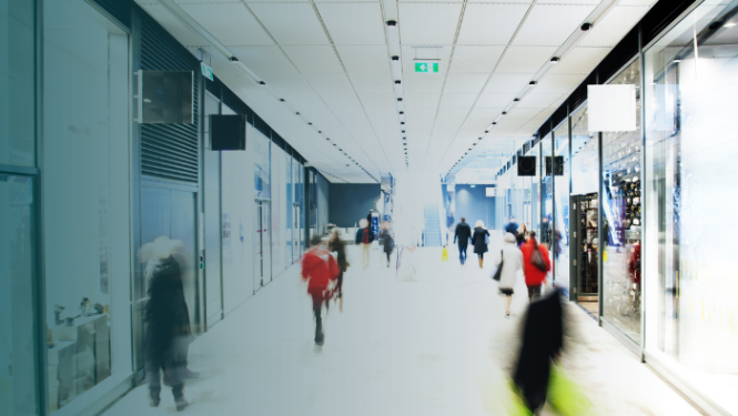 Tirdzniecības centra telpas ar apmeklētājiem