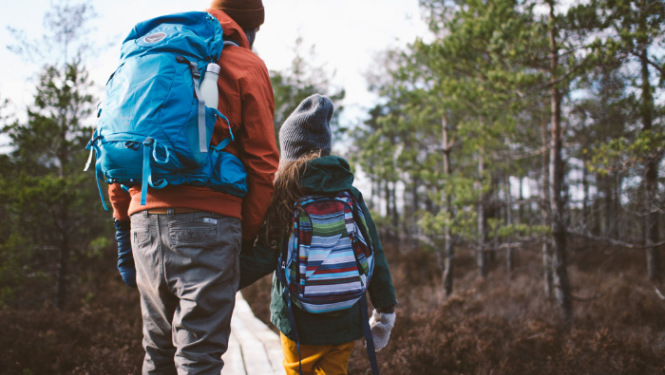 Vīrietis un bērns Latvijas purva takā