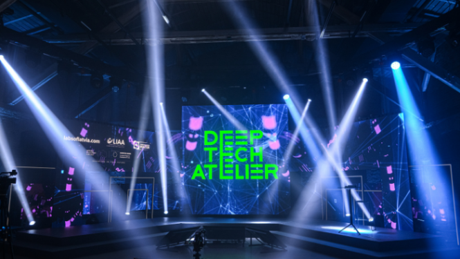 Tehnoloģiju konferences 2021 skatuves scenogrāfija