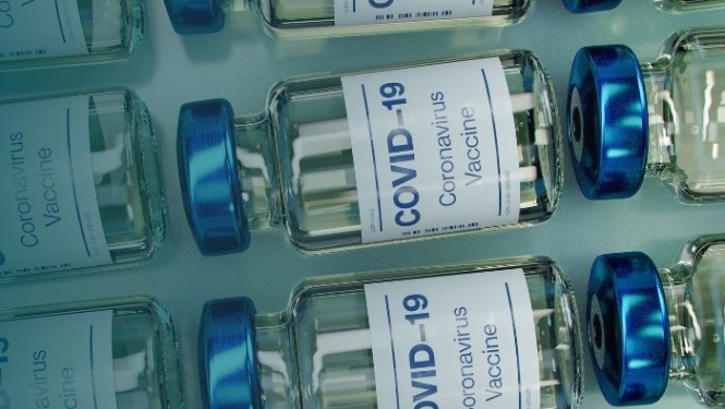 Covid-19 vakcīnu pudelītes