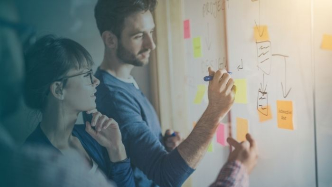 Cilvēki diskutē un izsaka viedokļus