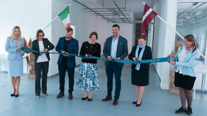 Cilvēki atklāj uzņēmuma ražotni, pārgriežot lentu