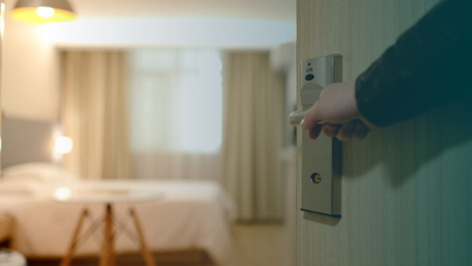 Valsts segs privātpersonām pašizolācijas izdevumus Latvijas viesnīcās