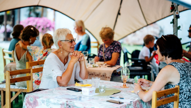 Vizuāls materiāls par māju kafenīcu dienām