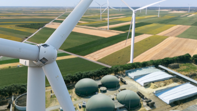 Vēja turbīna, zem kuras ir biogāzes ražotne