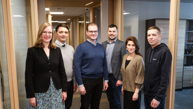 Uzņēmuma pārstāvju un Alises Barvikas foto