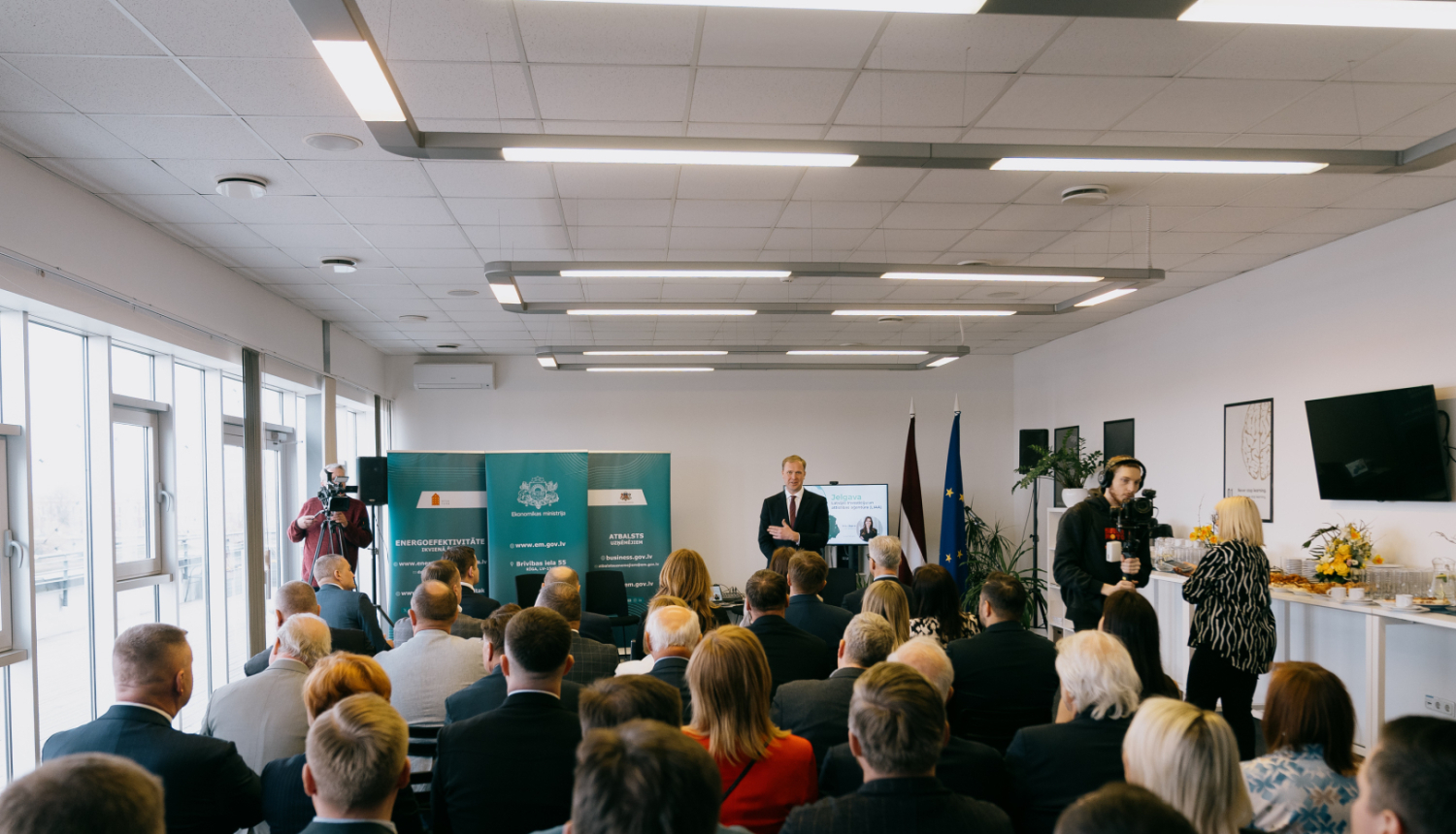 Ekonomikas ministrs Viktors Valainis uzstājas auditorijas priekšā