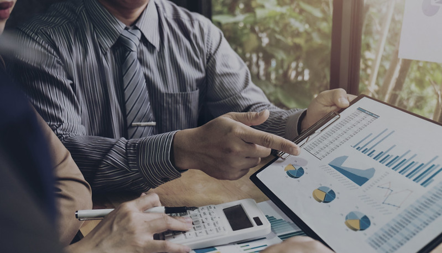 Saeima pieņem likumu atbalsta sniegšanai komersantiem kara seku mazināšanai