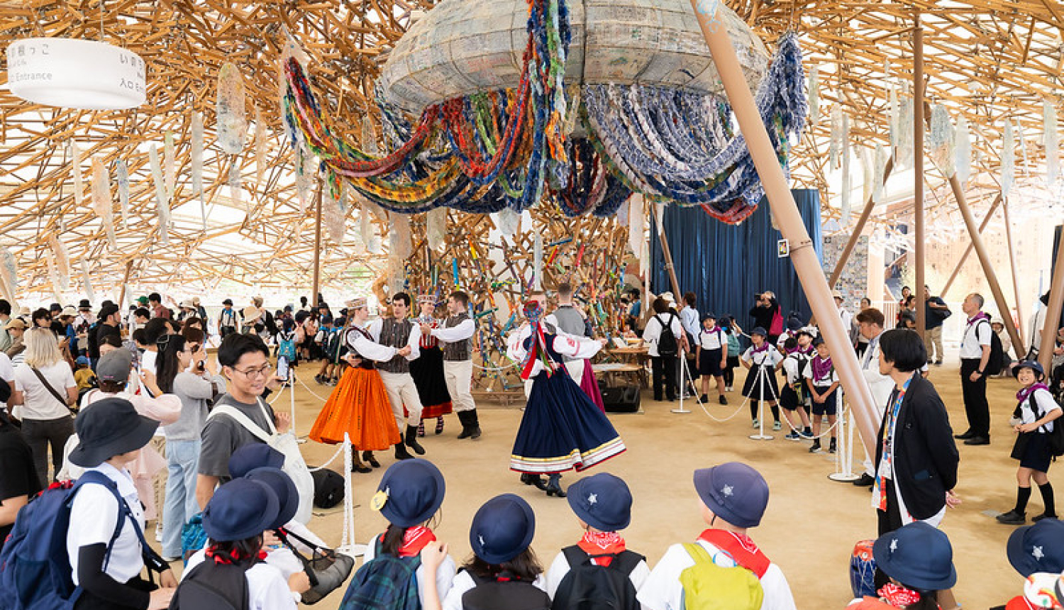 Latvijas tautas deju dejotāji "Expo 2025"