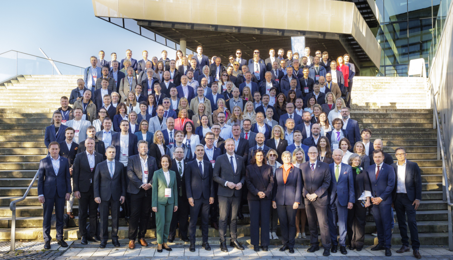 Vairāk nekā 180 Latvijas uzņēmēju delegācija uzsāk tirdzniecības misiju Hamburgā un Rostokā