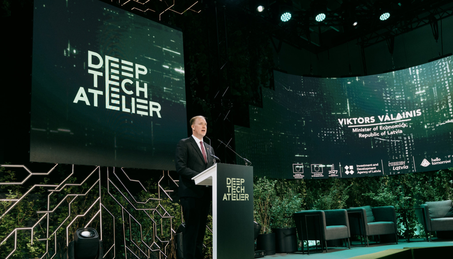 Uz Deep Tech Atelier 2026 konferences skatuves ekonomikas ministrs Viktors Valainis