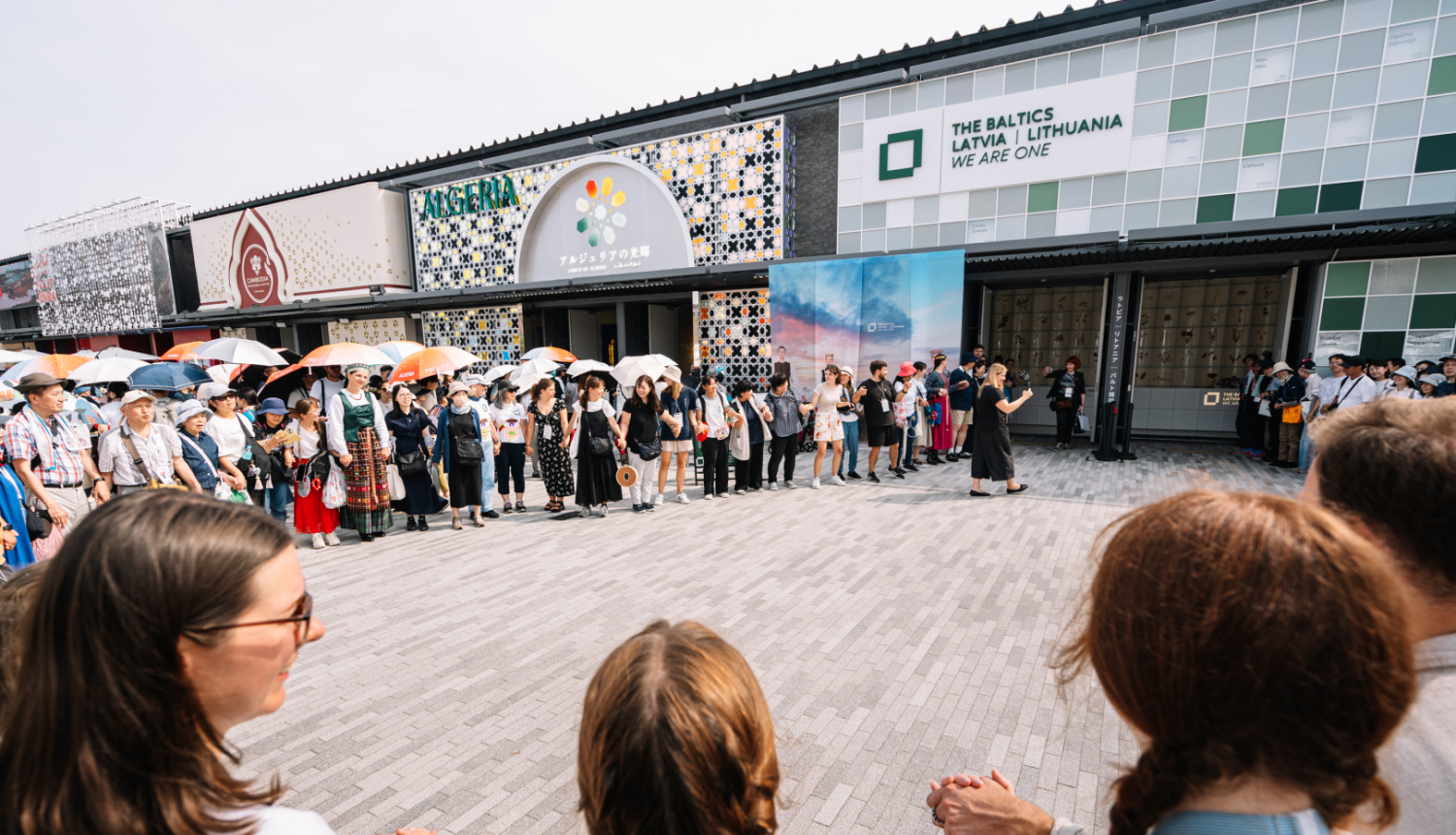 FOTO: Simtiem cilvēku sadodas rokās Baltijas ceļā EXPO Japānā