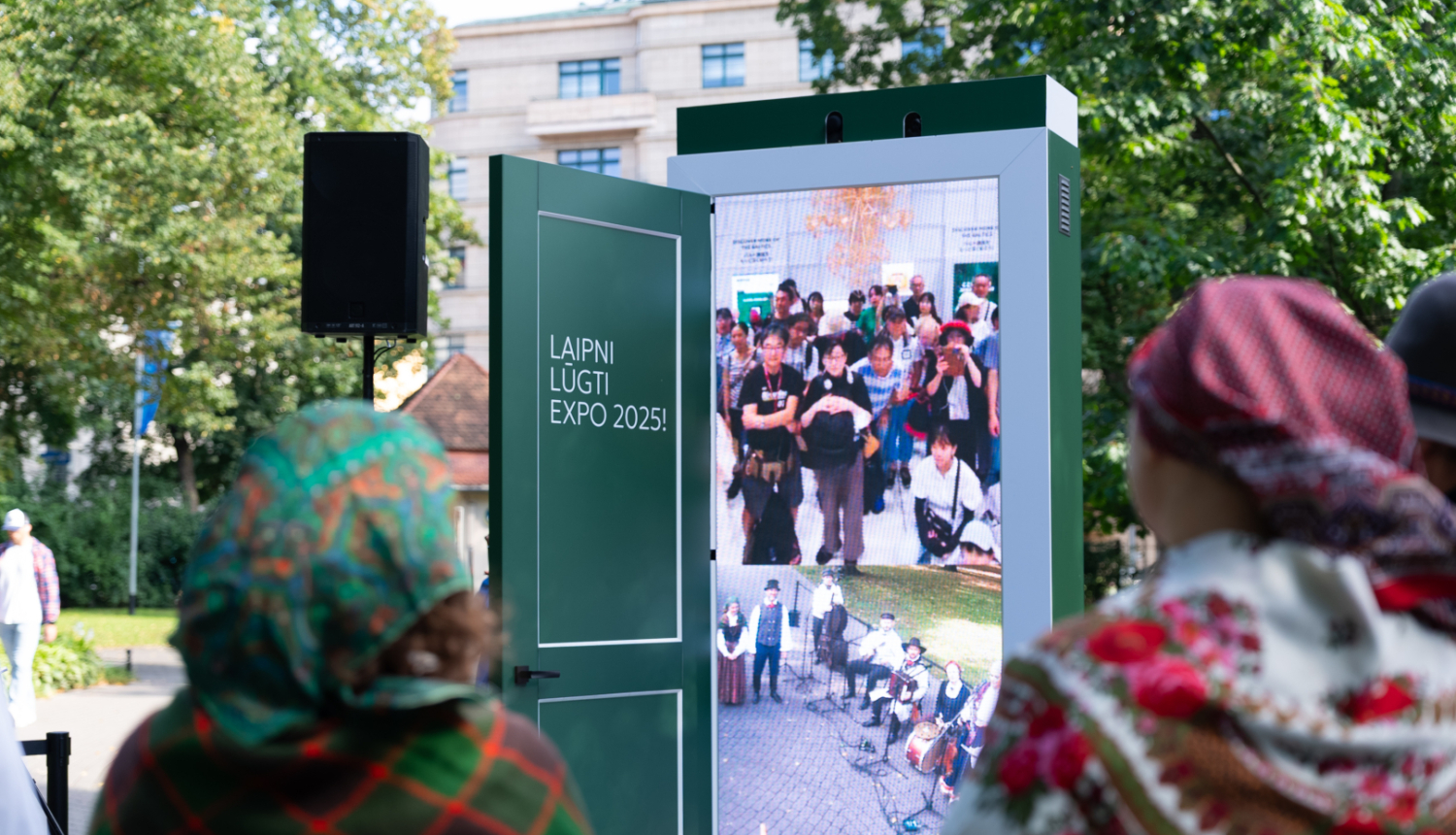 Asnate Rancāne tiešraides laikā ar jestriem dančiem iekustina japāņus Osakas EXPO