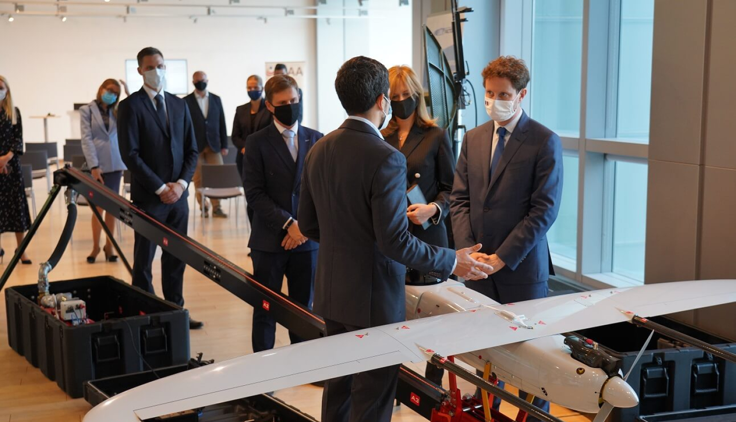 tehnoloģiju uzņēmumi prezentē savas iespējas Francijas prezidenta dewlegācijai